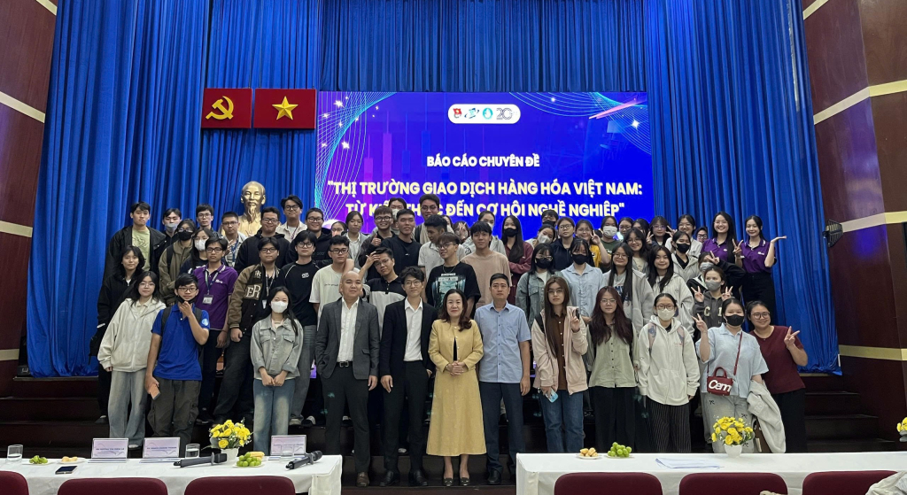 CEO Trần Sơn Tùng - Founder SACT và hành trình phát triển thị trường hàng hóa phái sinh 7 CEO Trần Sơn Tùng với báo cáo chuyên đề về Thị trường Giao dịch hàng hóa Việt Nam tại ĐH Mở Hồ Chí Minh