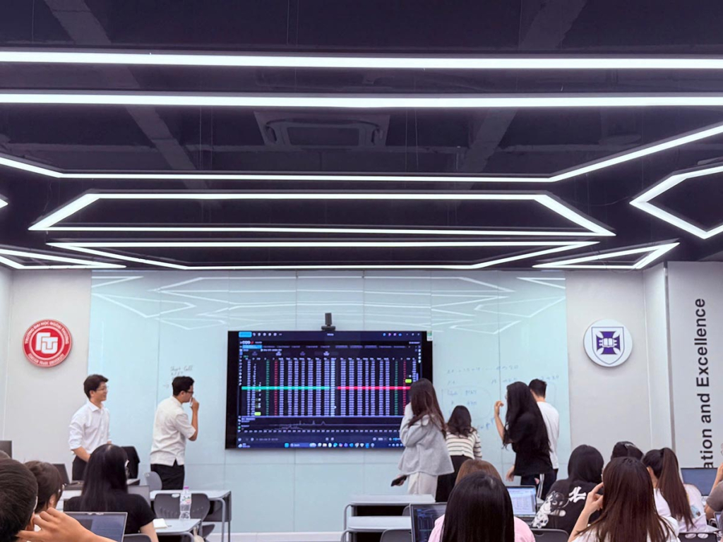 TỪ THỰC TIỄN GIAO DỊCH ĐẾN GIẢNG ĐƯỜNG: GÓC NHÌN VỀ HỢP ĐỒNG QUYỀN CHỌN CỦA CEO SACT TRẦN SƠN TÙNG 2 Chuyên gia Trần Sơn Tùng hướng dẫn học viên cao học phân tích bảng giá hợp đồng quyền chọn và các chỉ số Greeks trên hệ thống giao dịch