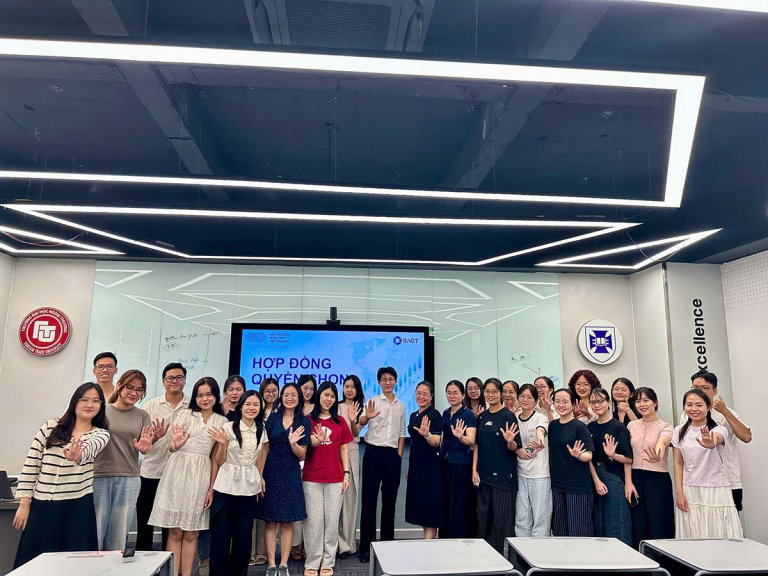 Ông Trần Sơn Tùng cùng học viên sau buổi báo cáo chuyên sâu về hợp đồng tương lai và quyền chọn tại Trường Đại học Ngoại thương